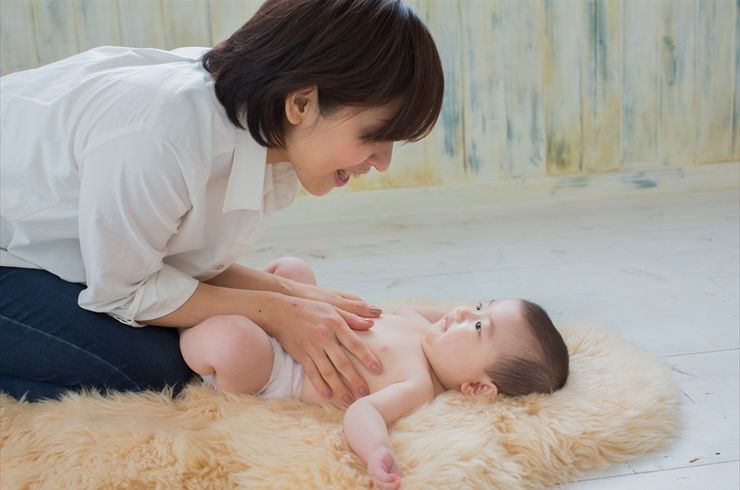 マッサージ中の赤ちゃん