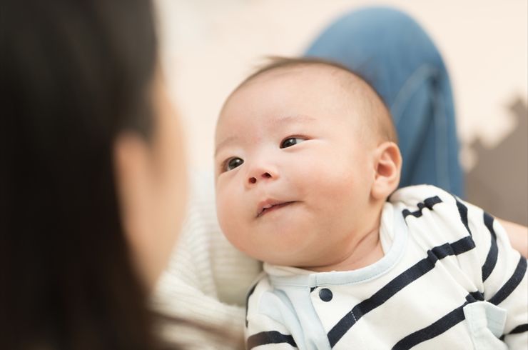 抱っこされている赤ちゃん